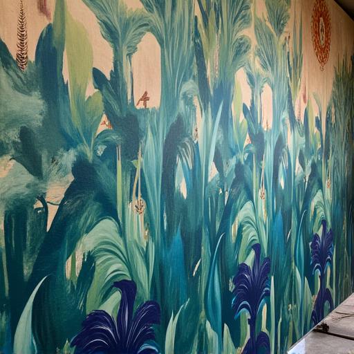 Dettaglio di un grande murale artistico con motivi botanici.